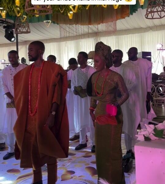 This Groom’s Twin Sister Joined Him in Doing The ‘Idobale’ At some stage in His Yoruba Trad