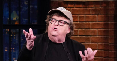 Michael Moore Goes Paunchy Kamala: ‘This Nation Is Female,’ White Men Will Be ‘Proven the Door’